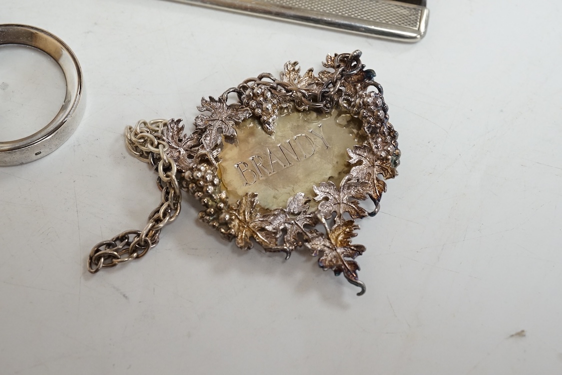 A small group of collectable silver including an Edwardian card case, a set of three modern silver wine labels with applied fruiting vine border, one a.f. London, 1975, a vesta case, travelling comb and folding eye glass